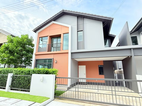 ขายบ้านใหม่ ราคาสุดท้ายปิดเฟส !!  สร้างใหม่พร้อมโอนมีสวนส่วนกลางร่มรื่น มีระบบรักษาความปลอดภัย. 24 ชั่วโมง