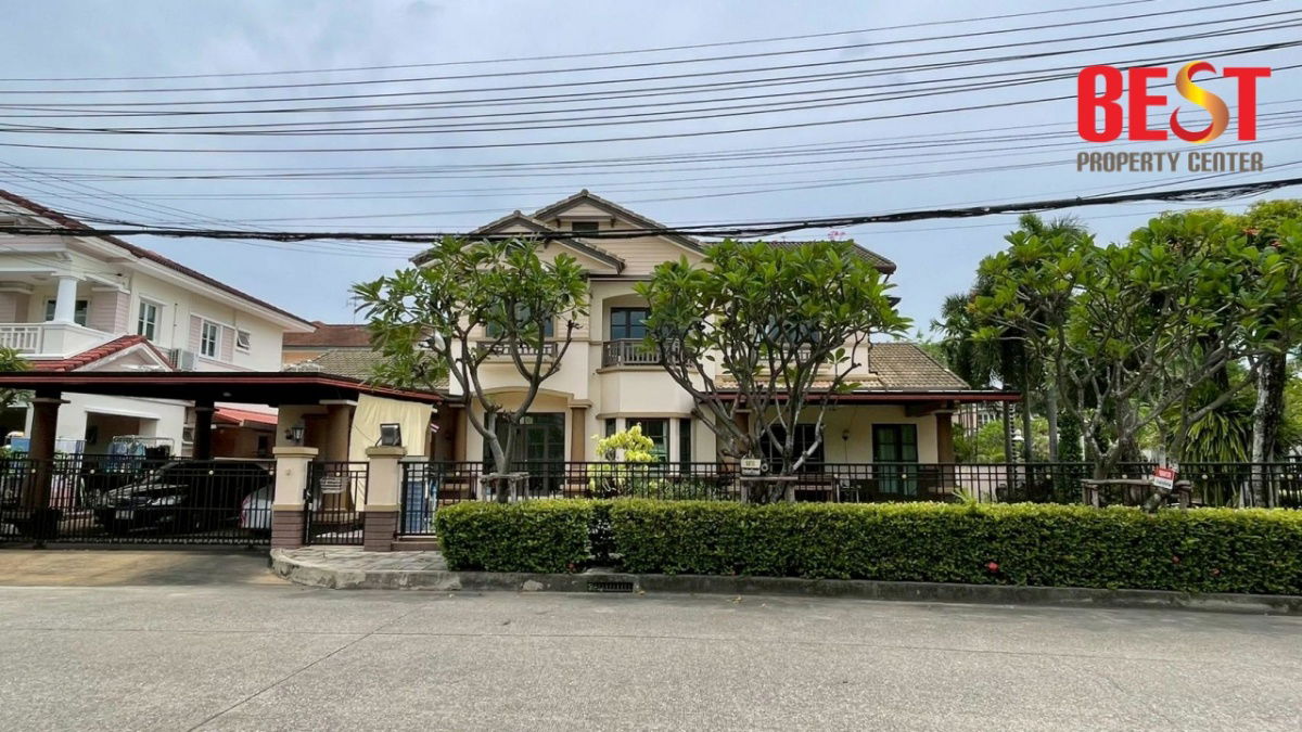 picture Grand Family Home in Mantana Watcharaphon–Ramintra 1 Prime Corner Plot by Community Garden - 3/16