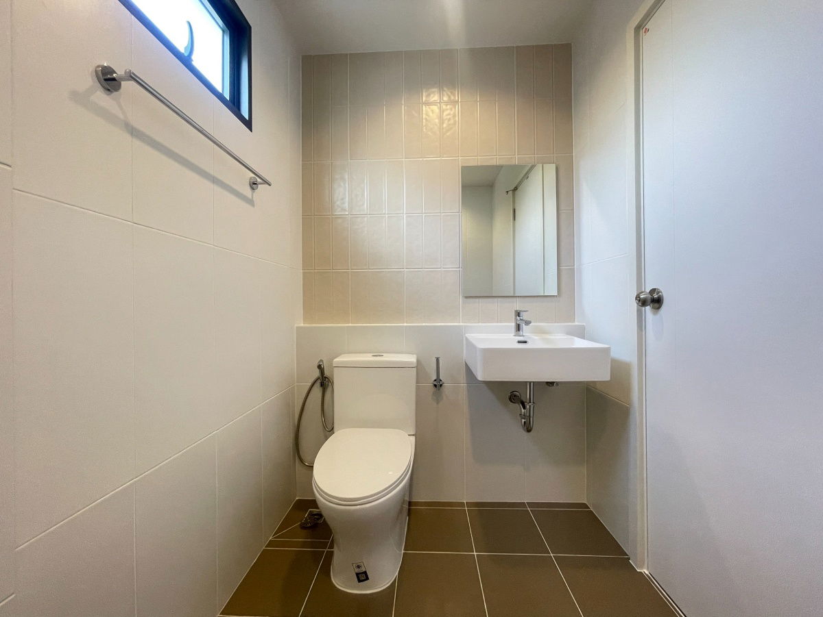 picture Ready-to-Move-In Twin House with 4 Bedrooms in a Prime Location  Well-designed layout perfect for large families — comfortable living for all ages - 16/17