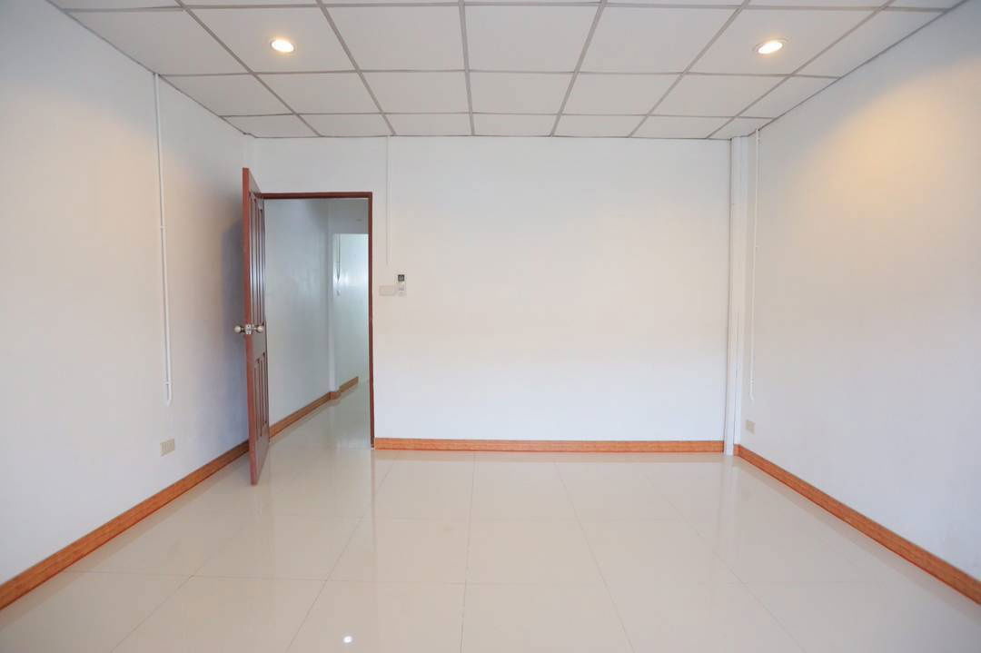 picture 🏡 Affordable Townhome for Rent – Prime On Nut 44 Location! - 4/7