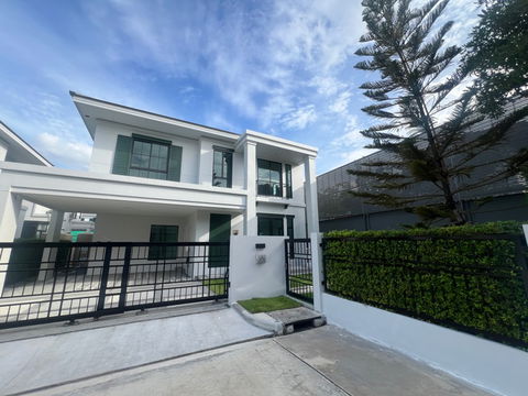 บ้านเดี่ยวหรู ที่ดินใหญ่ แปลงมุมเป็นส่วนตัว ราคาพิเศษ บ้านเลขที่ 99/51  โครงการเศรษฐสิริ วัชรพล เทพรักษ์ โดยแสนสิริ