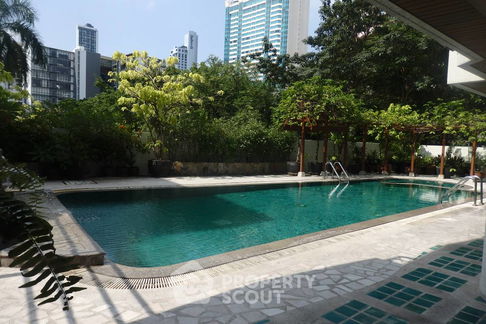 1-BR Condo at Lake Avenue Sukhumvit 16 near BTS Asok (ID 885093)