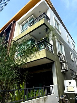 Office for rent Bangkok : FOR RENT  OFFICE PROPERTY  16000 BAHT per MONTH