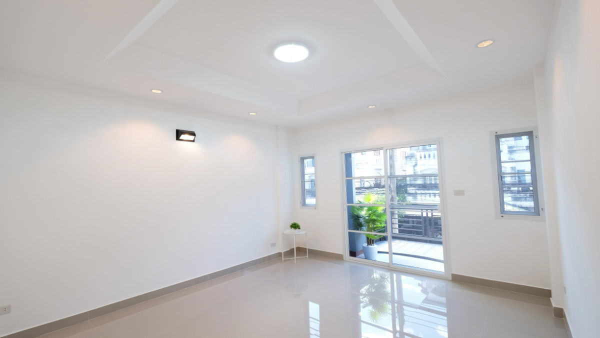 รูป ให้เช่า TownHome 4 ชั้น Renovate ใหม่ทั้งหลัง! 5 ห้องนอน 3 ห้องน้ำ 1 ห้องครัว - รูปที่ 6/18