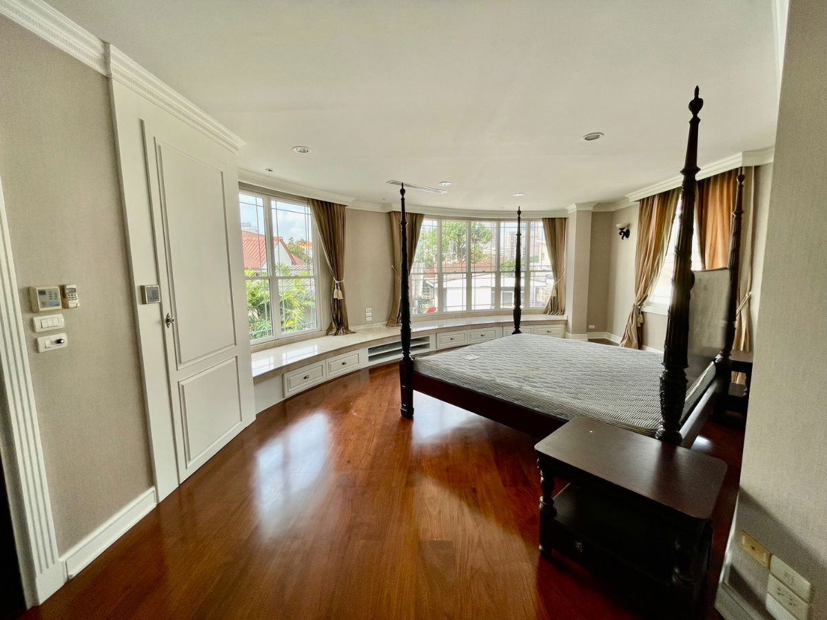picture For rent Ultra-Luxury Detached House  –  Soi Ladprao 35  232 square wah .  Marble flooring  and teak wood . Located in a prime and convenient location - 15/16