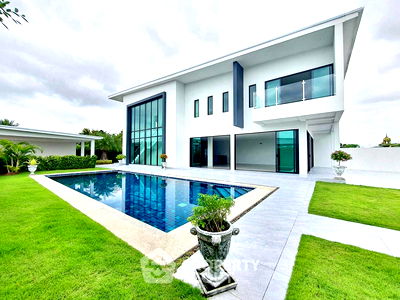 Houses for sale Petchburi : 3-BR Villa close to The Venezia (ID 2228323)