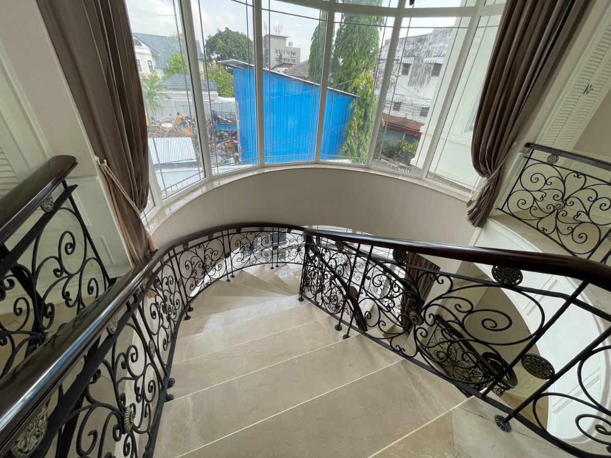 picture For rent Ultra-Luxury Detached House  –  Soi Ladprao 35  232 square wah .  Marble flooring  and teak wood . Located in a prime and convenient location - 4/16