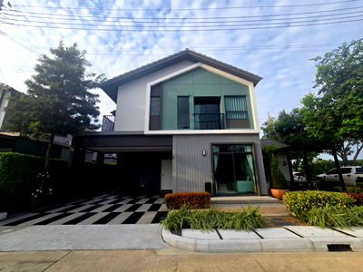 บ้านเดี่ยว นนทบุรี : ขายบ้านใหม่ บ้านเดี่ยวแสนสิริ (โครงการขายเอง) ตกแต่งพร้อมเข้าอยู่ ห้องนอนล่างกว้างพิเศษ