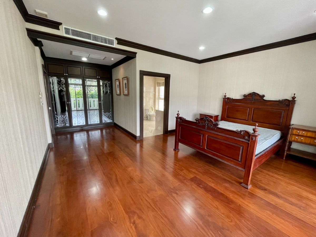 picture For rent Ultra-Luxury Detached House  –  Soi Ladprao 35  232 square wah .  Marble flooring  and teak wood . Located in a prime and convenient location - 9/16