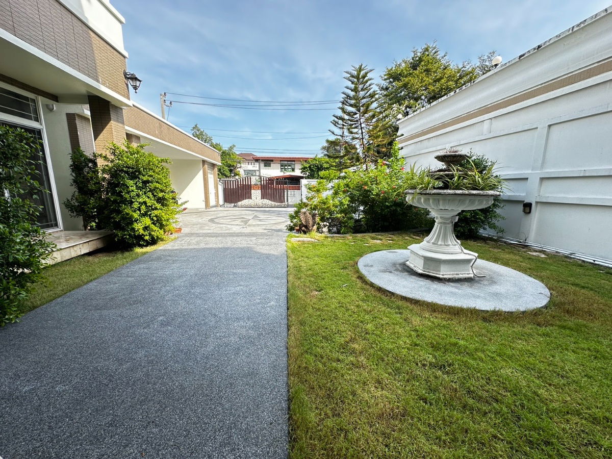 picture For rent Ultra-Luxury Detached House  –  Soi Ladprao 35  232 square wah .  Marble flooring  and teak wood . Located in a prime and convenient location - 2/16