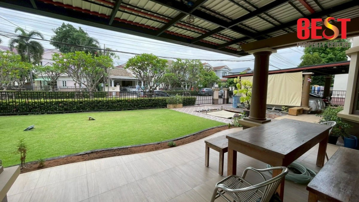 picture Grand Family Home in Mantana Watcharaphon–Ramintra 1 Prime Corner Plot by Community Garden - 12/16