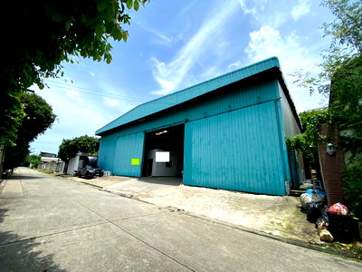เช่าโรงงาน เขตลาดพร้าว : ให้เช่าโกดังพร้อมสำนักงาน ซอยลาดพร้าว 90 ขนาด 640 ตารางเมตร ทำเลดี เดินทางสะดวก มีรถไฟฟ้าผ่านหน้าปากซอย ใกล้เลียบด่วนรามอินทรา ใกล้ทาวน์อินทาวน์