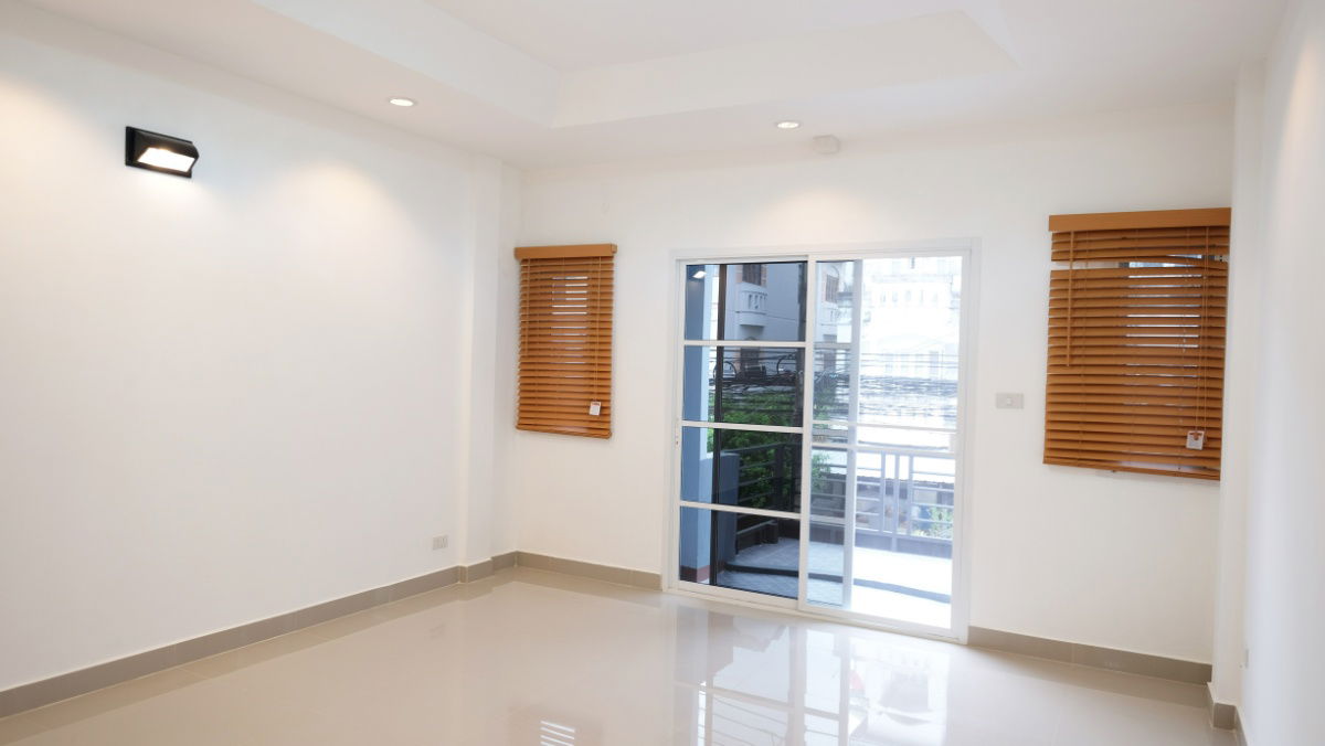 รูป ให้เช่า TownHome 4 ชั้น Renovate ใหม่ทั้งหลัง! 5 ห้องนอน 3 ห้องน้ำ 1 ห้องครัว - รูปที่ 13/18