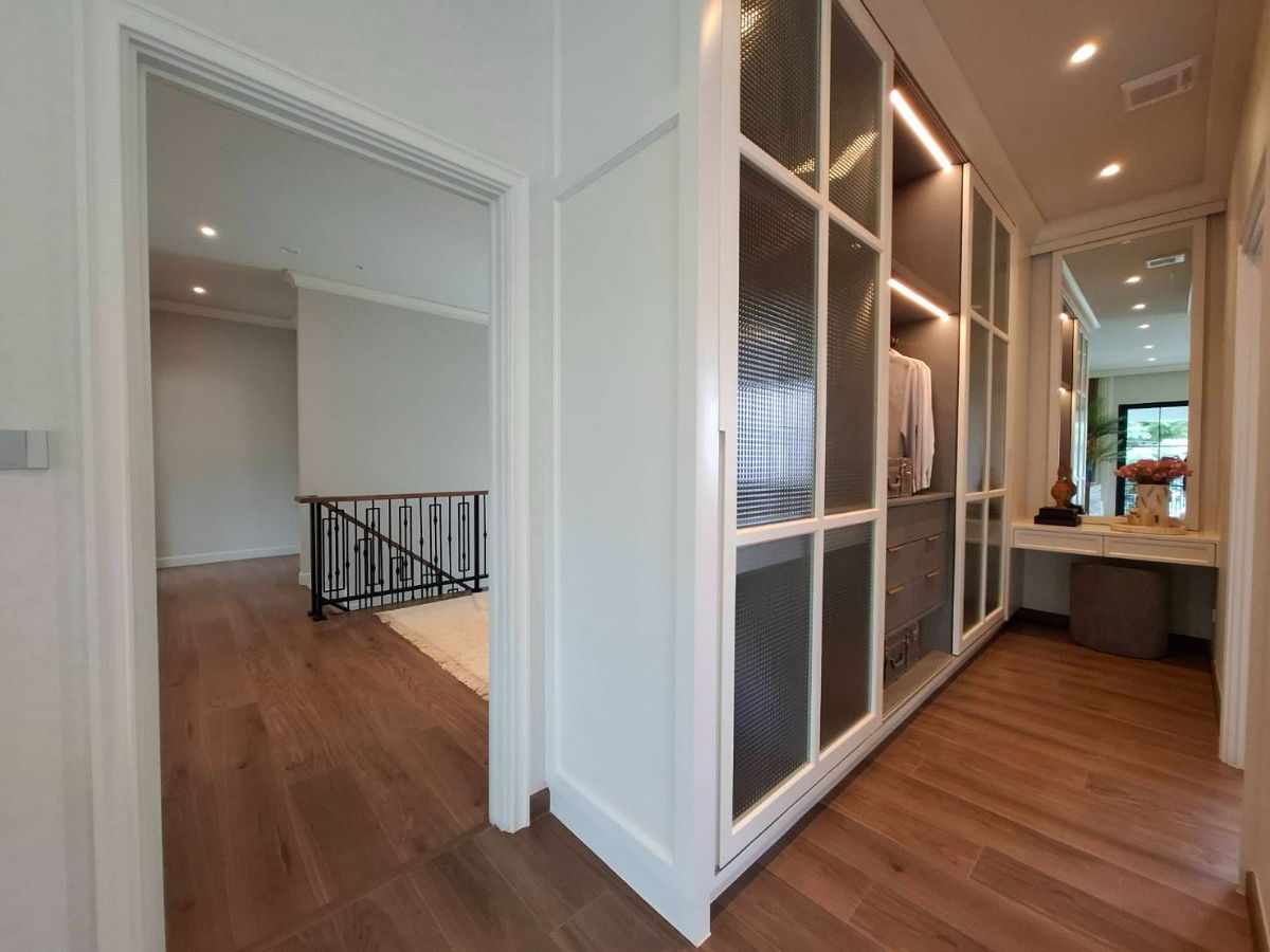 รูป ขายบ้านตัวอย่างตกแต่งแบบ luxury พร้อมเฟอร์นิเจอร์ครบ โครงการเศรษฐสิริ รวมโชค - รูปที่ 8/11