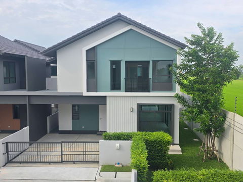 ขายบ้านใหม่ บ้านแฝดแปลงมุม ทำเลดีติดถนนมีรถสาธารณะ มีพื้นที่จัดสวนรอบบ้าน