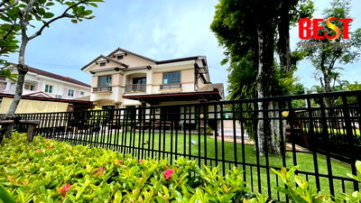 Houses for sale Saiaksorn School : Grand Family Home in Mantana Watcharaphon–Ramintra 1 Prime Corner Plot by Community Garden