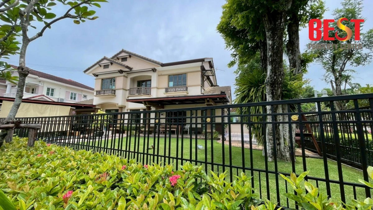 picture Grand Family Home in Mantana Watcharaphon–Ramintra 1 Prime Corner Plot by Community Garden - 1/16
