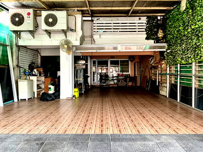 Townhouses for sale Rattana Bandit University (Rbac) : Townhouse, 3.5 floors, 45 square wah, lots of parking space, cheapest price in Soi Lat Phrao 122