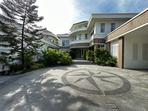 For rent Ultra-Luxury Detached House  –  Soi Ladprao 35  232 square wah .  Marble flooring  and teak wood . Located in a prime and convenient location