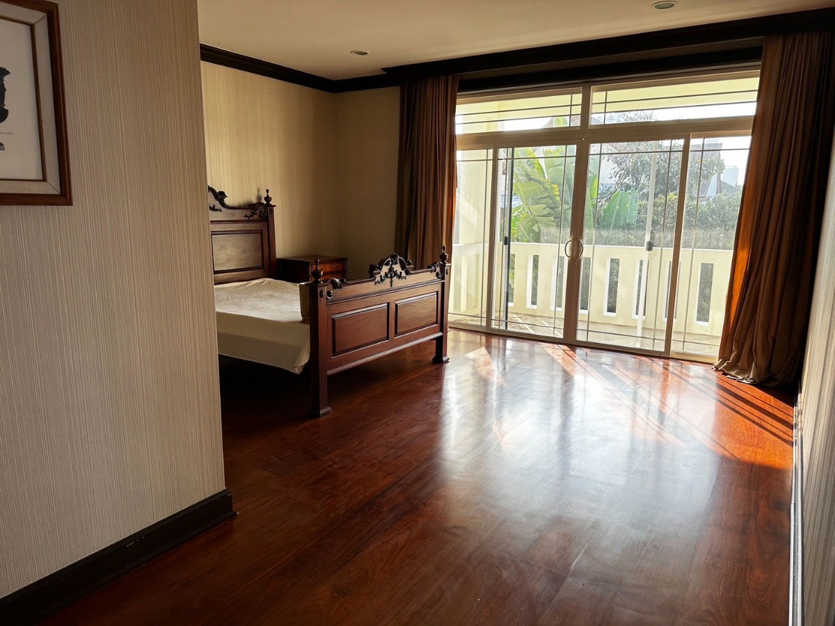 picture For rent Ultra-Luxury Detached House  –  Soi Ladprao 35  232 square wah .  Marble flooring  and teak wood . Located in a prime and convenient location - 14/16