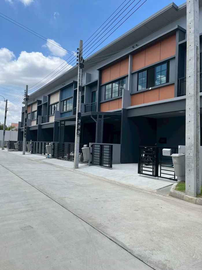 รูป ขายบ้านทาวน์โฮม 2 จอดรถ  ราคาพิเศษ 2.99 ล้าน โครงการสิริเพลส เวสต์เกต ใกล้รถไฟฟ้าสายสีม่วง - รูปที่ 1/17