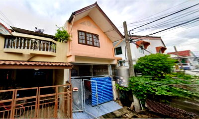 Townhouses for sale Rom Klao Road : House for sale, Soi Hathai Rat 33, Romthip Village (corner house) ** Price 1.95 million baht ** (Transfer fee 50/50) (N.1709)