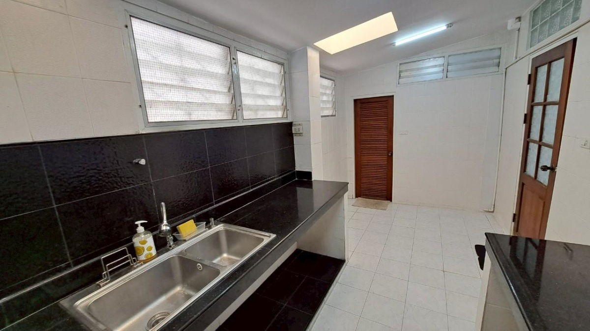 picture Townhouse for rent, Soi Ekkamai 22, parking for 2 cars, good condition, ready to move in (N.1771) - 4/13