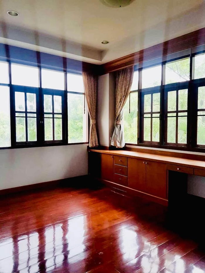 รูป ให้เช่า บ้านเดี่ยวหลังใหญ่ เนื้อที่เยอะ 1 ไร่ ใกล้โรงพยาบาลมงกุฏวัฒนะ หน้าบ้านสนามหญ้่ากว้างๆ ภายในตกแต่งงานไม้สักทั้งหลัง - รูปที่ 7/10