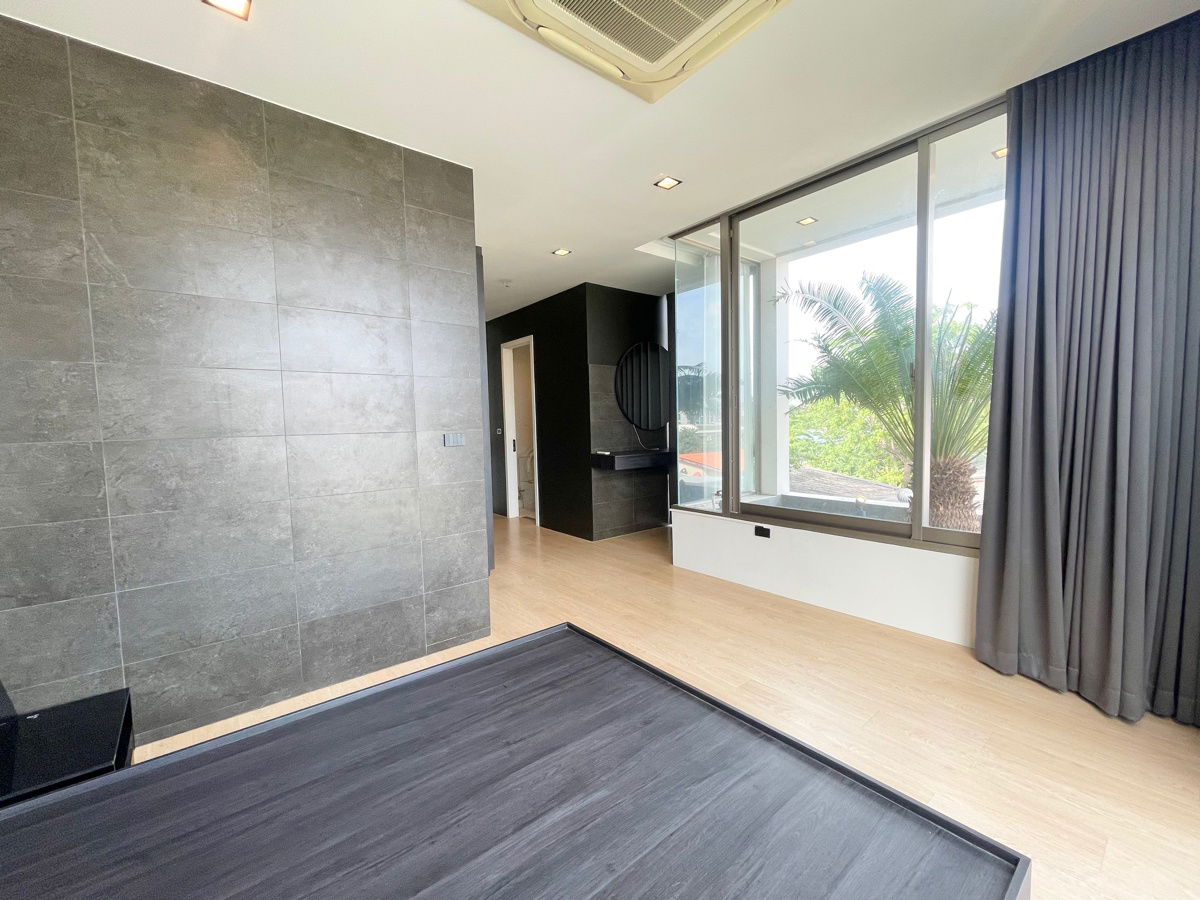 รูป บ้านเดี่ยว 4.5 ชั้น พร้อมสระว่ายน้ำ & Rooftop โครงการหรู Signature W ทำเลหลัง The Nine เพียงแค่ 300 เมตร ใกล้ ทางด่วน พระราม 9 และ มอเตอร์เวย์ - รูปที่ 32/53