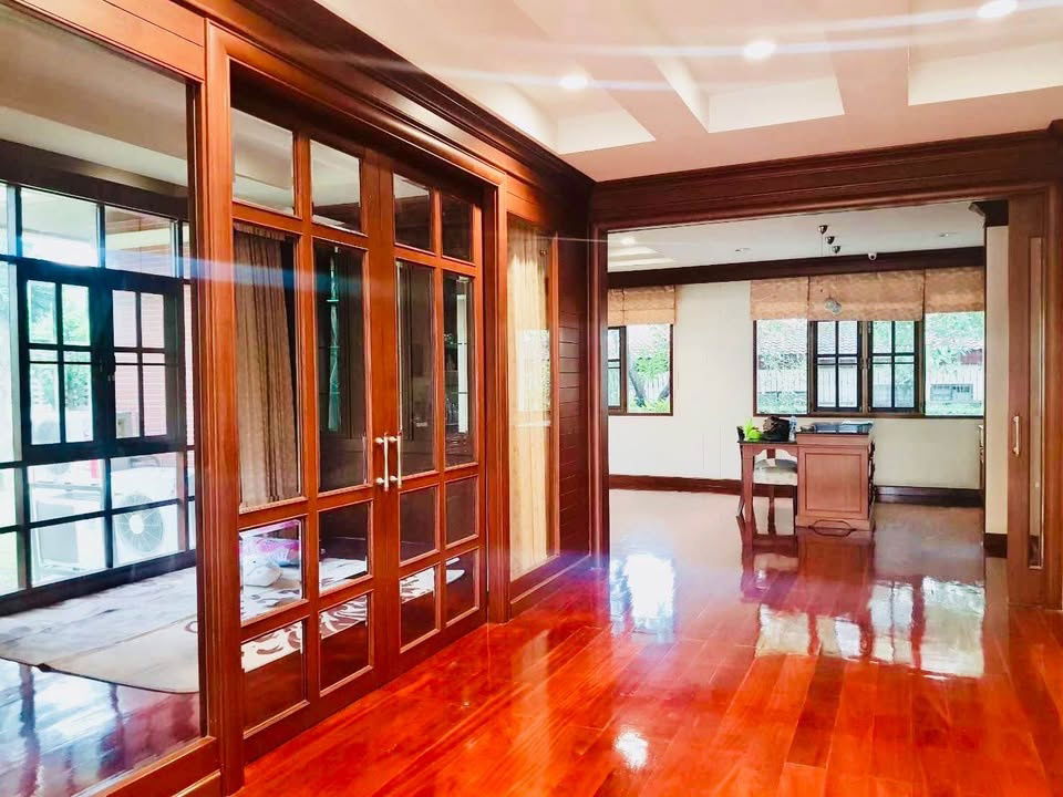 รูป ให้เช่า บ้านเดี่ยวหลังใหญ่ เนื้อที่เยอะ 1 ไร่ ใกล้โรงพยาบาลมงกุฏวัฒนะ หน้าบ้านสนามหญ้่ากว้างๆ ภายในตกแต่งงานไม้สักทั้งหลัง - รูปที่ 9/10