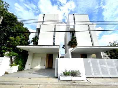 บ้านเดี่ยว ม.รามคำแหง : บ้านเดี่ยว 4.5 ชั้น พร้อมสระว่ายน้ำ & Rooftop โครงการหรู Signature W ทำเลหลัง The Nine เพียงแค่ 300 เมตร ใกล้ ทางด่วน พระราม 9 และ มอเตอร์เวย์