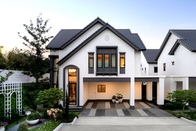 Houses for sale Provincial Electricity Authority Salaya : "A good life begins here: Saransiri Salaya-Pinklao, a luxurious show home, ready-to-move-in at the project's prime front location!"