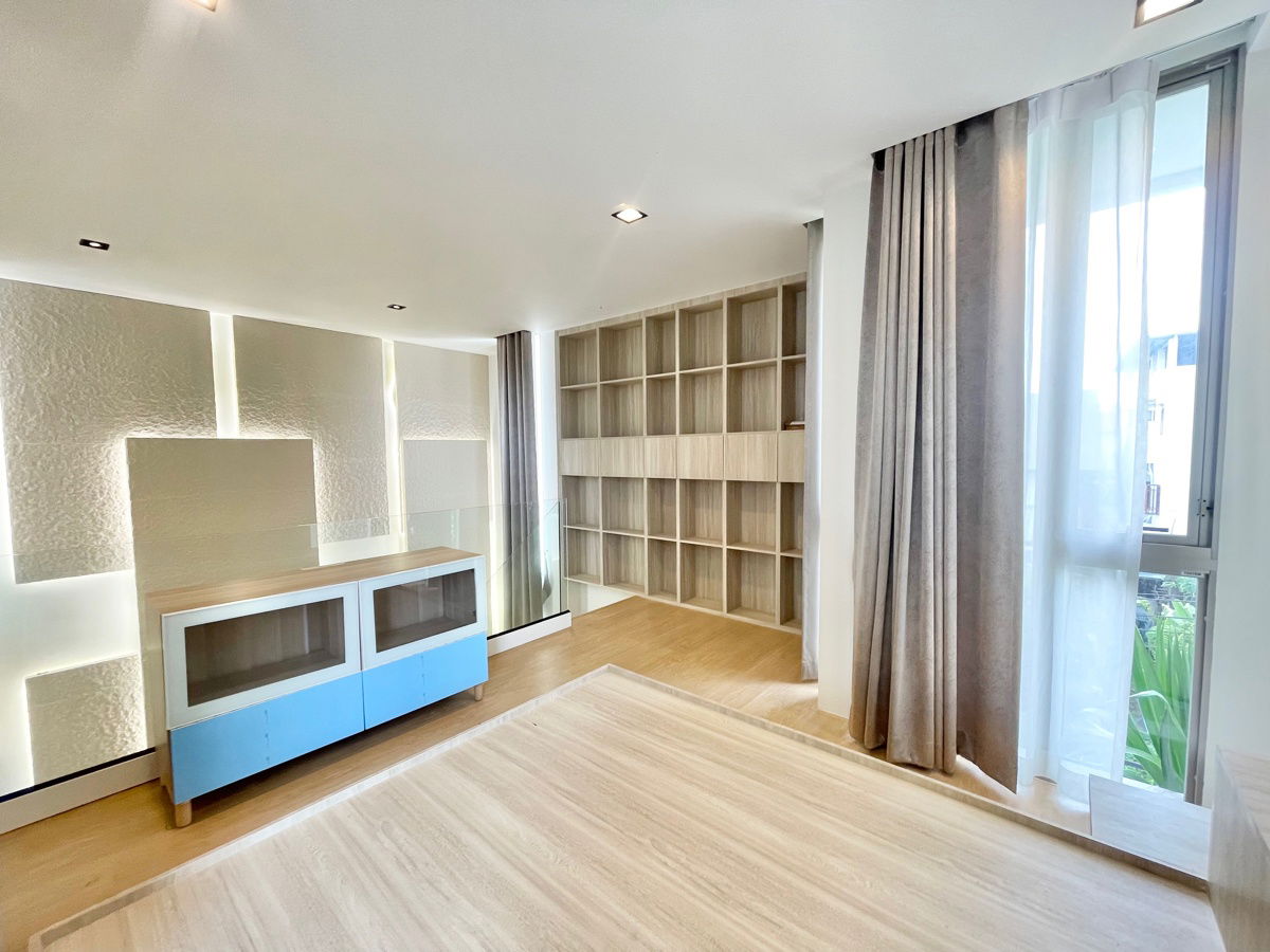 รูป บ้านเดี่ยว 4.5 ชั้น พร้อมสระว่ายน้ำ & Rooftop โครงการหรู Signature W ทำเลหลัง The Nine เพียงแค่ 300 เมตร ใกล้ ทางด่วน พระราม 9 และ มอเตอร์เวย์ - รูปที่ 29/53