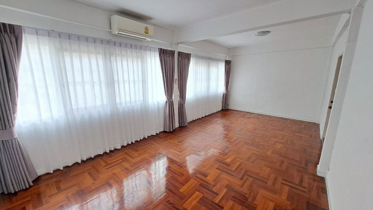 picture Townhouse for rent, Soi Ekkamai 22, parking for 2 cars, good condition, ready to move in (N.1771) - 11/13