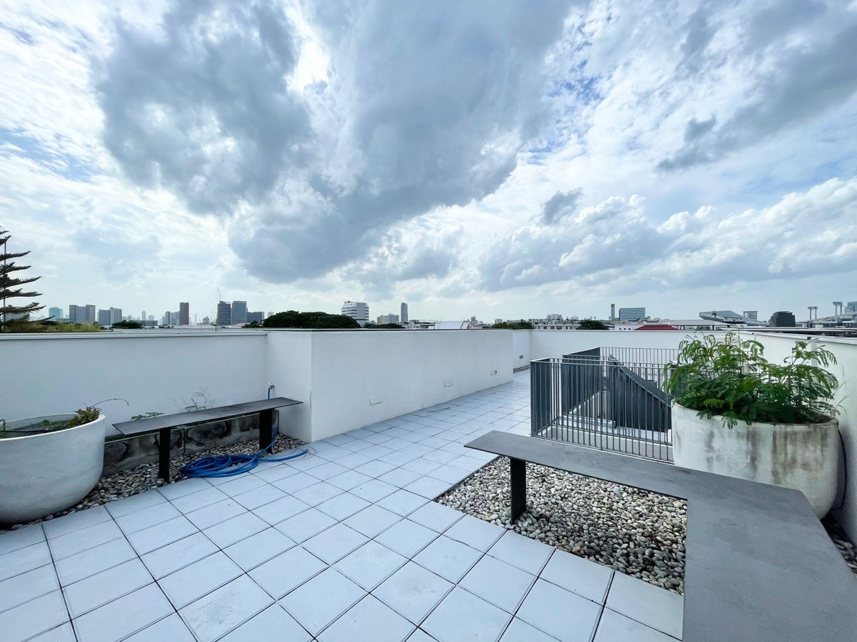 รูป บ้านเดี่ยว 4.5 ชั้น พร้อมสระว่ายน้ำ & Rooftop โครงการหรู Signature W ทำเลหลัง The Nine เพียงแค่ 300 เมตร ใกล้ ทางด่วน พระราม 9 และ มอเตอร์เวย์ - รูปที่ 48/53