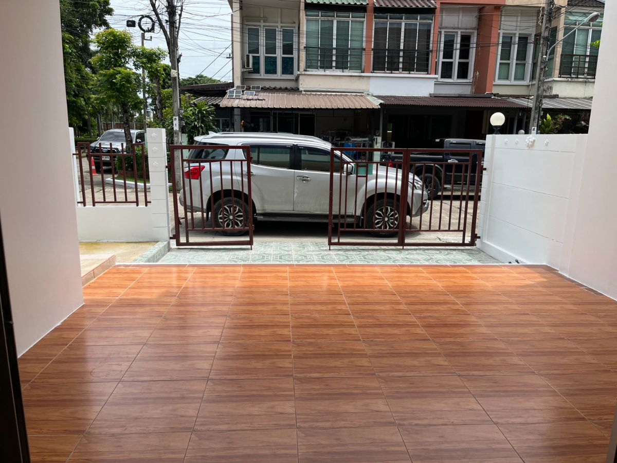 รูป ทาวน์เฮ้าส์ 2 ชั้น โครงการ วิสต้า อเวนิว เพชรเกษม 81  หลังมุม บ้านพร้อมอยู่ ติดสวนส่วนกลางด้านหน้าโครงการ หนองแขม กรุงเทพ (ราคาถูก! 3,350,000 บาท) - รูปที่ 6/24