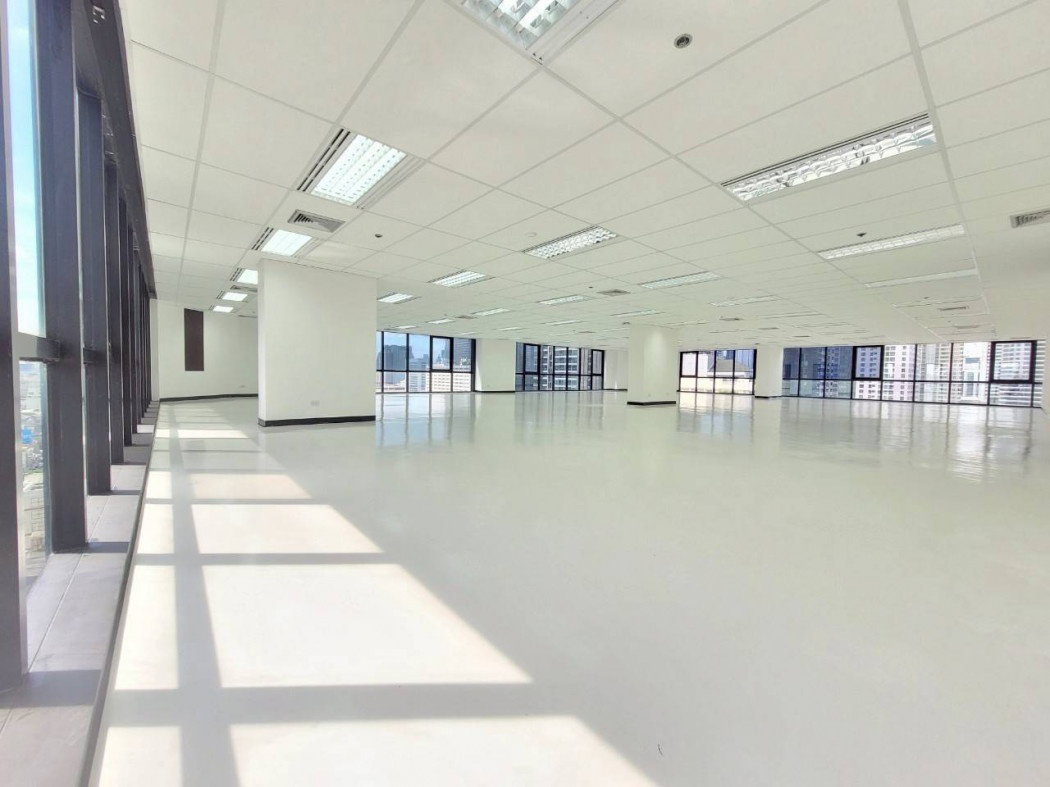 Space for rent, Sethiwan Tower building, 18th floor BC, open area 372 sq m, minimum lease contract 3 years.