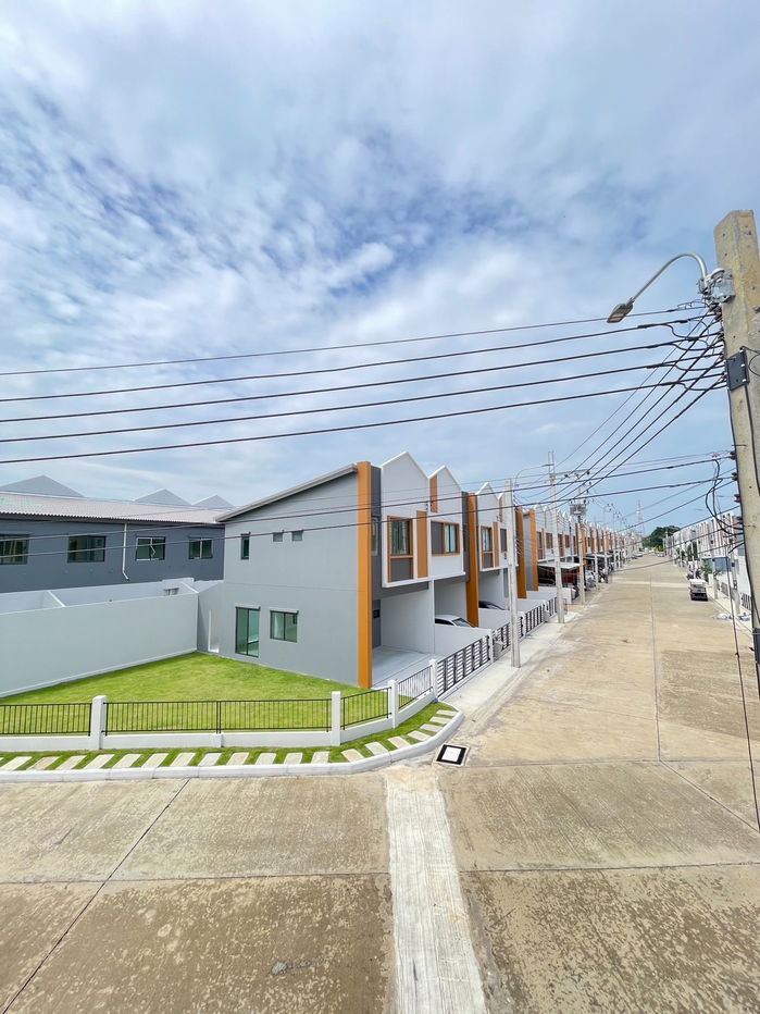 picture For sale: corner townhouse, 4 bedrooms, low monthly payments of only 13,xxx baht, near Bang Phli Industrial Estate and Wellgrow Industrial Estate. - 16/19