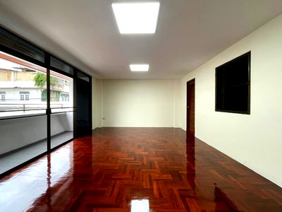 Home office for rent Khlong San : 🎨✨ Creative Studio Space for Rent – 35 sq.m. near BTS Krung Thon Buri (only 350 meters)