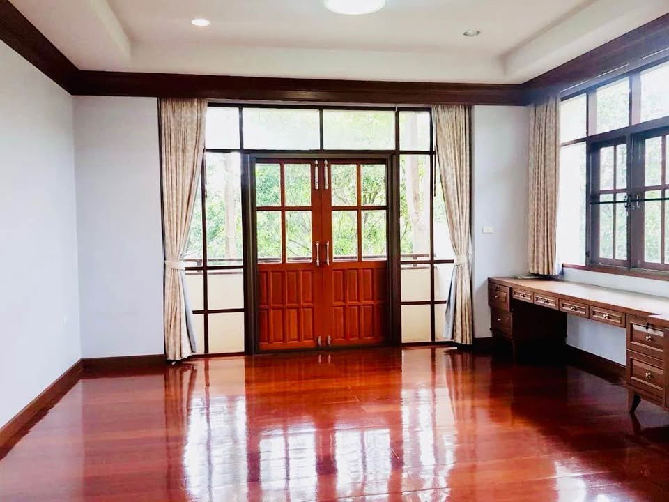 รูป ให้เช่า บ้านเดี่ยวหลังใหญ่ เนื้อที่เยอะ 1 ไร่ ใกล้โรงพยาบาลมงกุฏวัฒนะ หน้าบ้านสนามหญ้่ากว้างๆ ภายในตกแต่งงานไม้สักทั้งหลัง - รูปที่ 6/10