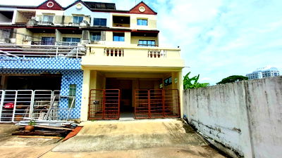 Townhouses for sale True Tower Phatthanakan : Urgent sale, townhouse, Warathorn Ville, Soi Phatthanakan 44 ** 5 million baht ** Buy a house and have hundreds of thousands left (N.889)