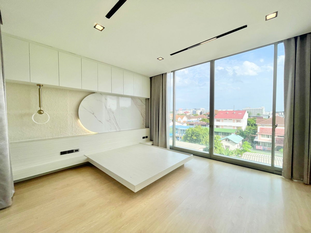รูป บ้านเดี่ยว 4.5 ชั้น พร้อมสระว่ายน้ำ & Rooftop โครงการหรู Signature W ทำเลหลัง The Nine เพียงแค่ 300 เมตร ใกล้ ทางด่วน พระราม 9 และ มอเตอร์เวย์ - รูปที่ 42/53