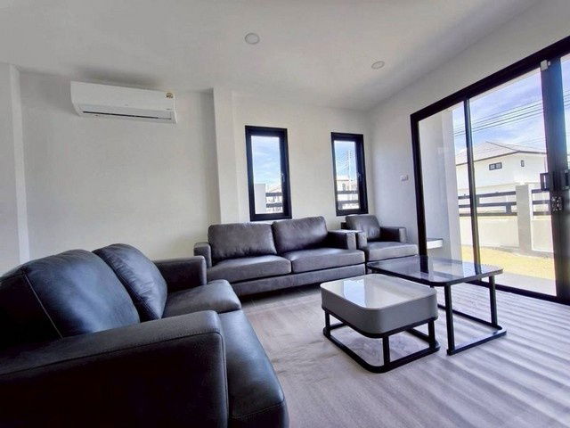 รูป ให้เช่าบ้านเดี่ยว 2 ชั้น  บ่อวิน ใกล้โรบินสัน - นิคมอีสเทิร์นซีบอร์ด | 3 ห้องนอน จอดรถ 2 คันบ้านใหม่ กำลังลงเฟอร์นิเจอร์ 38,000บาท/เดือน - รูปที่ 2/8