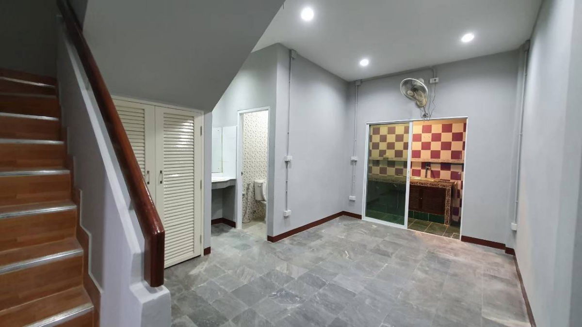 รูป ทาวน์เฮาส์ แบบ 2 ชั้น ซอย 13 บ้านอยู่ขวามือเกือบสุดซอย - รูปที่ 4/13
