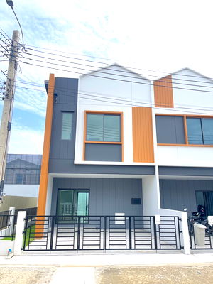 Townhouses for sale : For sale: corner townhouse, 4 bedrooms, low monthly payments of only 13,xxx baht, near Bang Phli Industrial Estate and Wellgrow Industrial Estate.