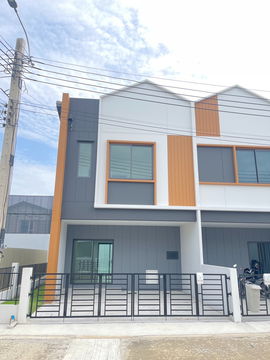 For sale: corner townhouse, 4 bedrooms, low monthly payments of only 13,xxx baht, near Bang Phli Industrial Estate and Wellgrow Industrial Estate.