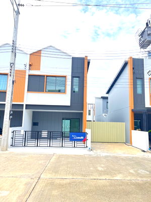 Townhouses for sale : For sale: corner townhome, installments starting at only 12,xxx baht/month, near Bang Phli Industrial Estate and Wellgrow Industrial Estate.