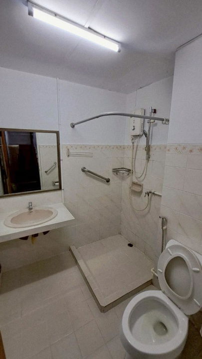 picture Townhouse for rent, Soi Ekkamai 22, parking for 2 cars, good condition, ready to move in (N.1771) - 6/13