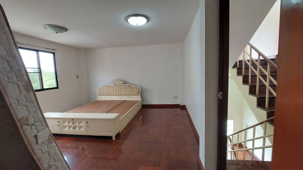 picture Urgent sale, townhouse, Warathorn Ville, Soi Phatthanakan 44 ** 5 million baht ** Buy a house and have hundreds of thousands left (N.889) - 10/22