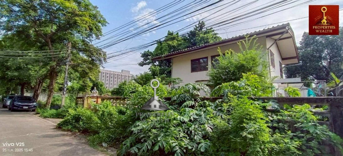 picture Call : 098-885-4878 Sale Land with house, Lat Phrao 130, Khlong Chan, Bang Kapi (Drive Inn) - 6/11